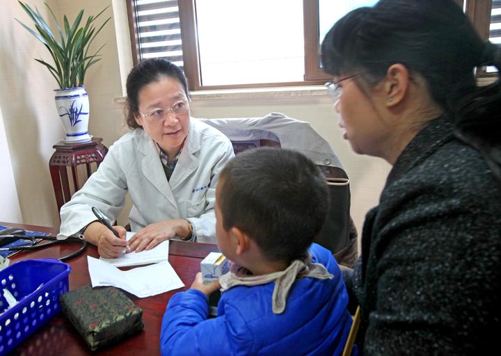 一入行就师从宣氏儿科传人宣桂琪的王晓鸣,如今是浙江中医儿科声名