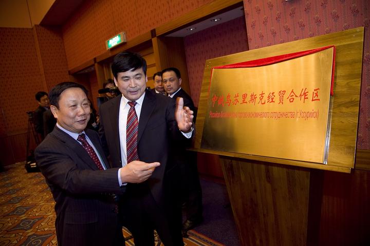 康奈集团董事长郑秀康与吉信集团董事长崔龙吉董事长在合作区牌匾前