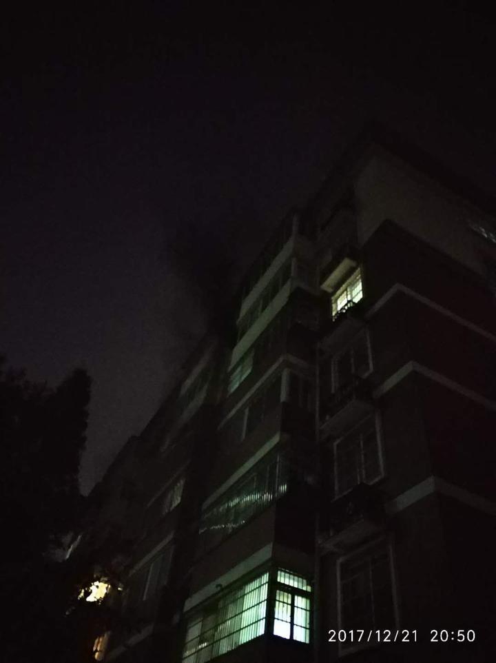 杭州闹市小区突发火灾 疏散时有人受伤