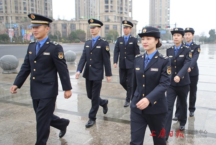 12月28日,区综合行政执法局执法队员展示新式制服.