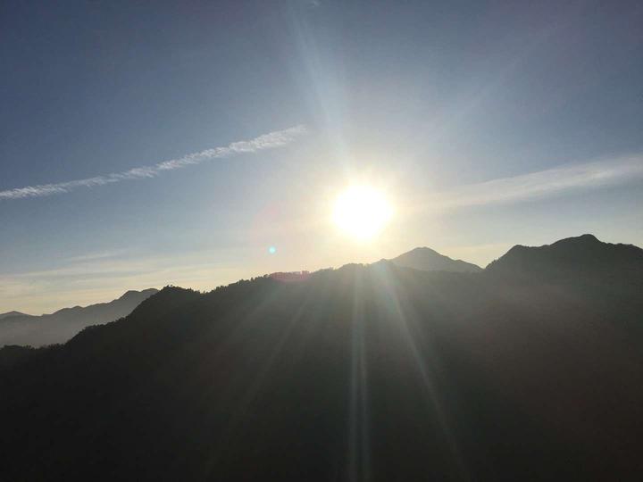 郎峰顶的第一缕阳光