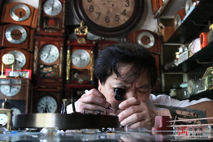 钟表修复师李行丰从业37年,从落地钟到各式手表,修理过的钟表数以万计