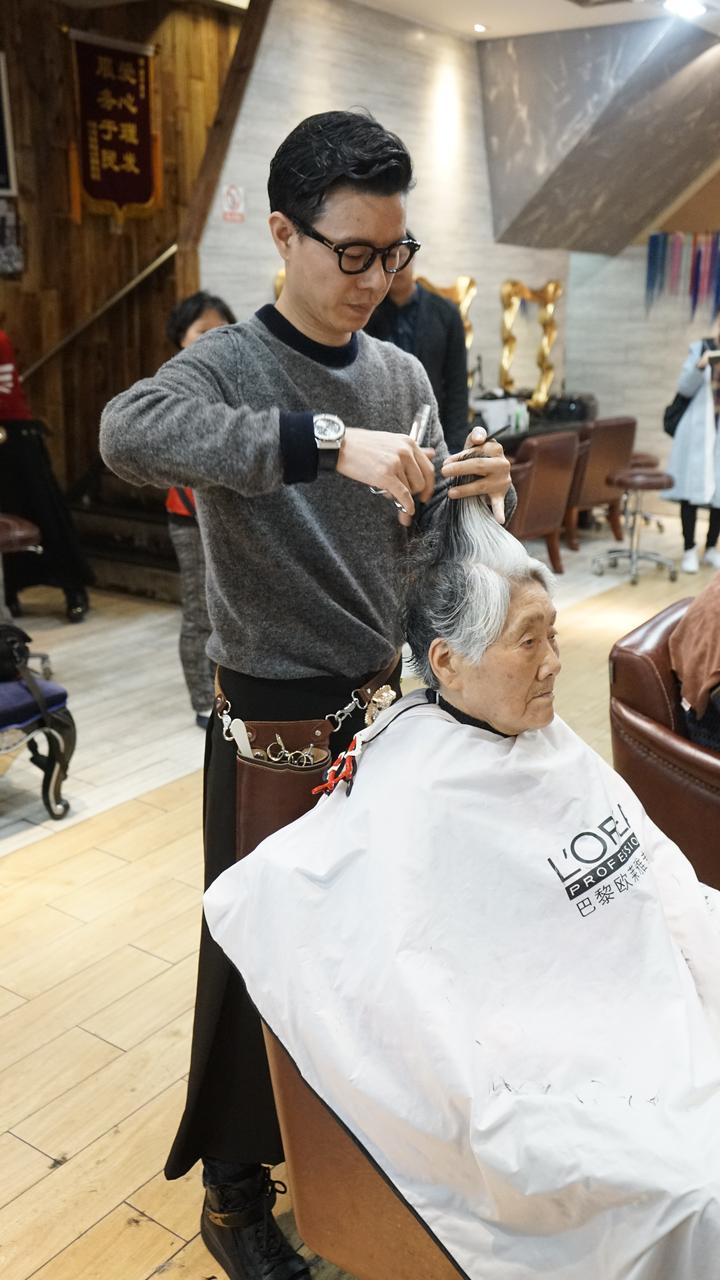 7年免费服务3000多位银发族 为这个温州理发师点赞
