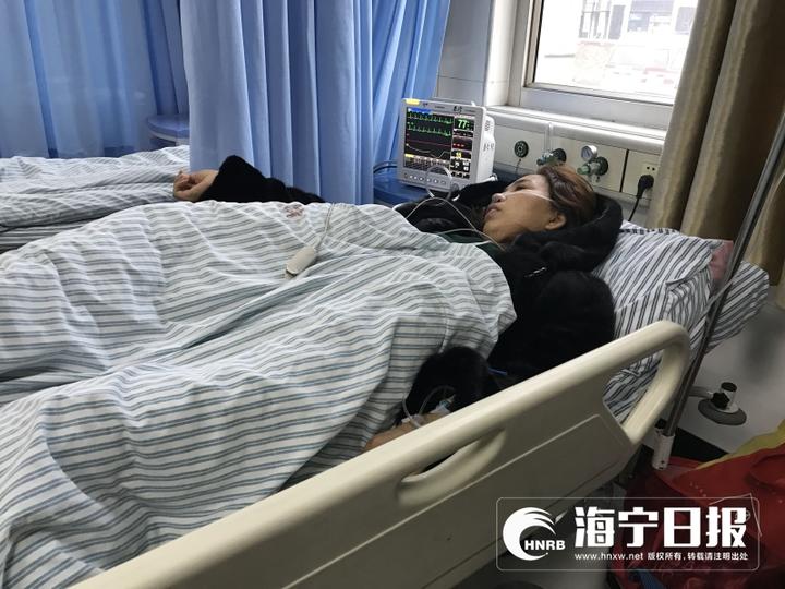 女子火车上突发心脏病海宁120救护车紧急驶进站台