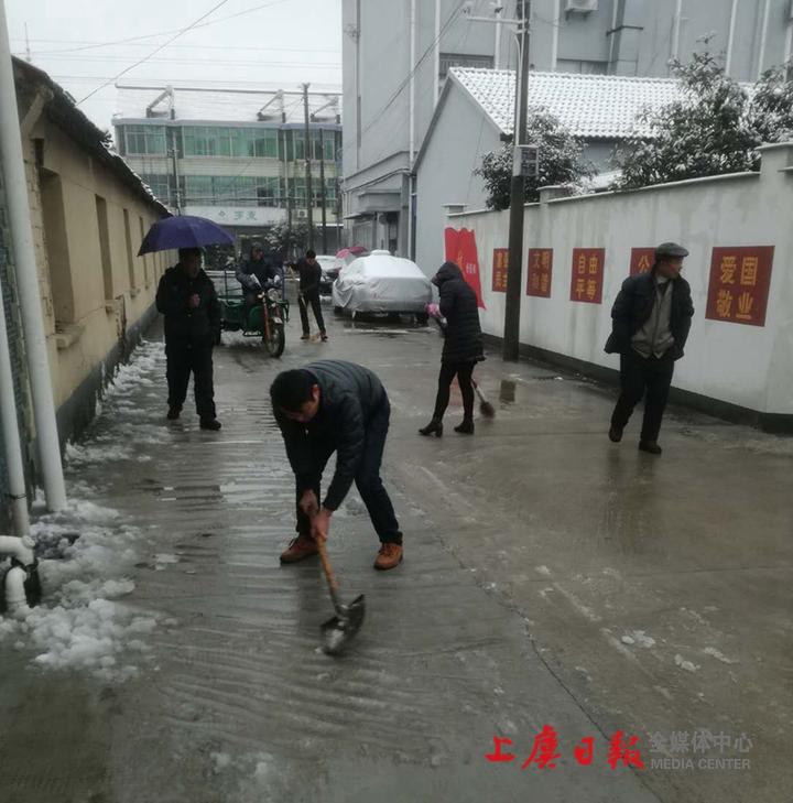 东关街道马山村组织党员清理积雪,保障村民安全出行.