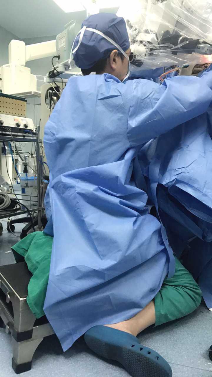 这张照片刷爆朋友圈 60岁医生为患者跪地3小时手术
