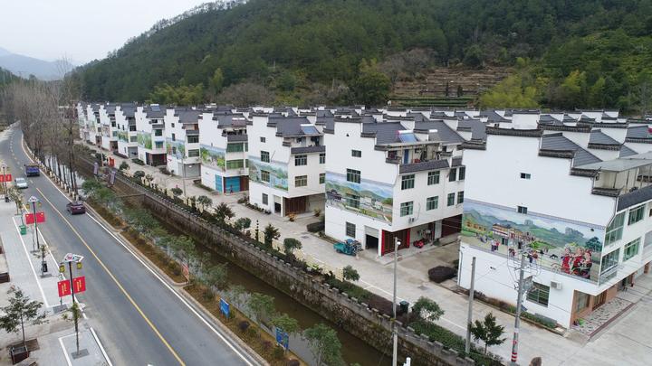 丽新畲族乡地处丽水市莲都区西部,距市区26公里.全乡总面积83.