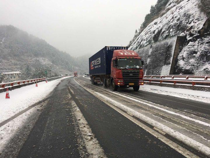 高速路段下雪丽水路况:丽水辖区普遍小雨部分路段小雪,辖区各进口7座