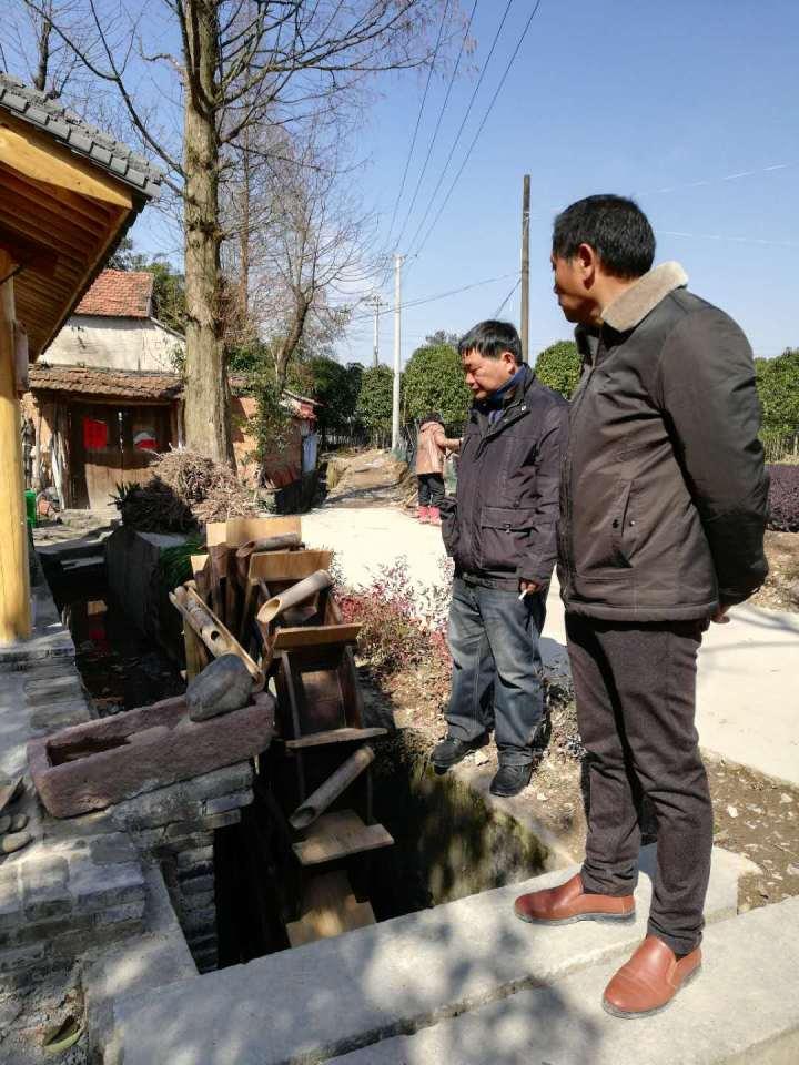 走近安地镇岩头村,便有一色青瓦白墙映入眼帘,虽然已近年关,农户门前