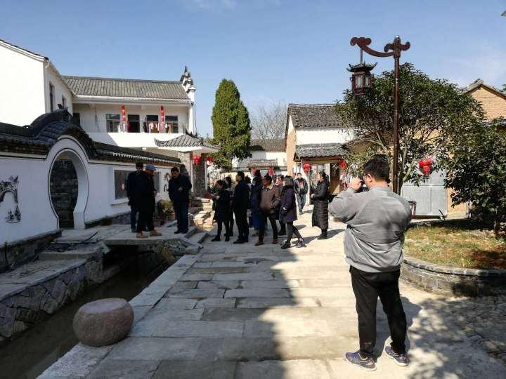 走近安地镇岩头村,便有一色青瓦白墙映入眼帘,虽然已近年关,农户门前