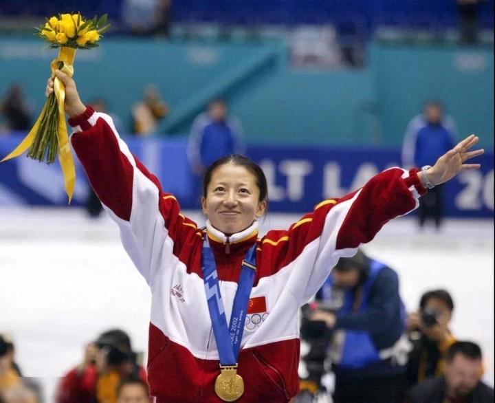 那届冬奥盛会,短道速滑名将杨扬一人连夺2枚金牌,这位巨星的神奇表现