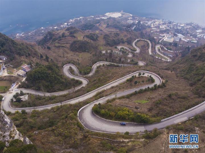 2月6日,杨军乘坐的面包车行驶在黔西县新仁乡化屋村的通村公路上.