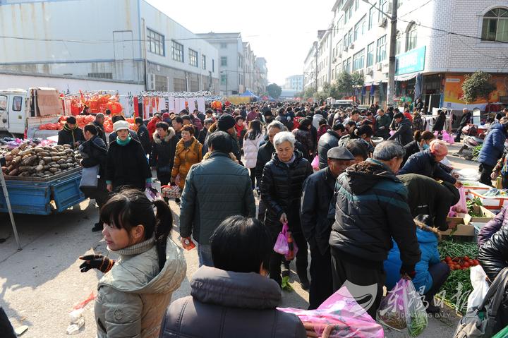 2月8日,东阳市江北街道上卢集市上,市民选购各类"年货.