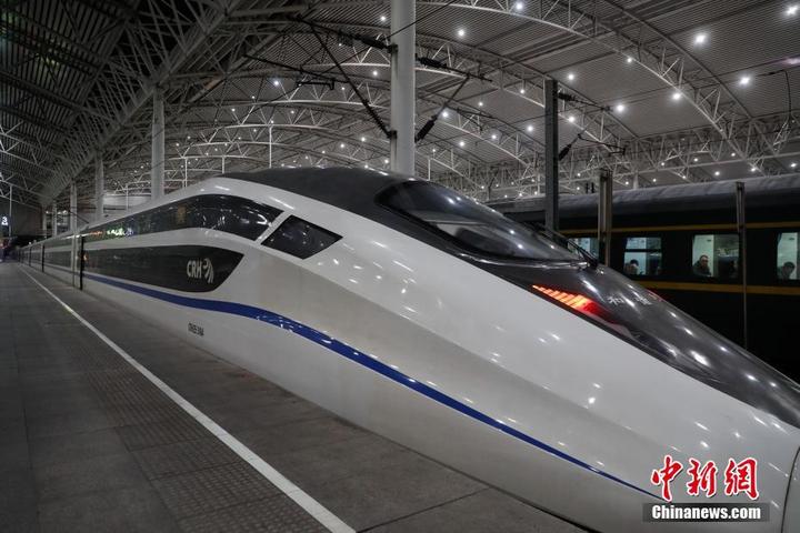 一列采用全新设计"双层"卧铺动车从上海站始发前往北京.张亨伟 摄