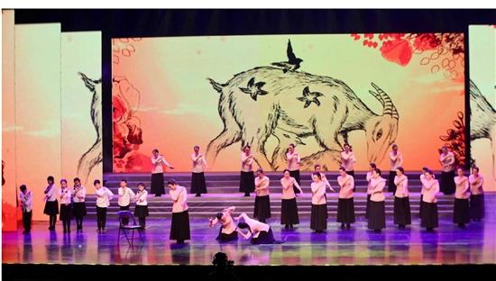 身着汉服的柳市公益孝文化志愿者,表演了手语舞蹈《跪羊图》,将小羊跪