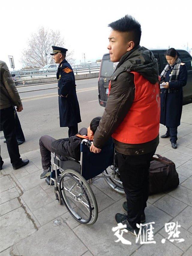 志愿者推轮椅相送,让她爱上南京