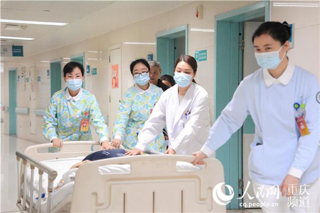 当记者来到新桥医院呼吸内科病房,军嫂杨丽正在忙着转送重症患者,把