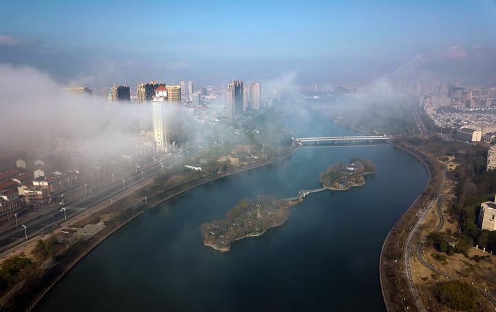 2月23日上午,一场雾让东阳城区美成了"人间仙境" ,从空中俯拍,高楼