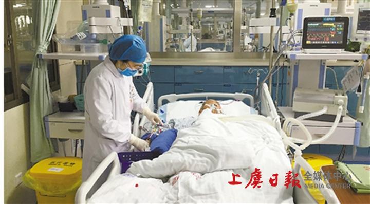 春节期间,上虞人民医院重症监护室医护人员奋战在岗位上.