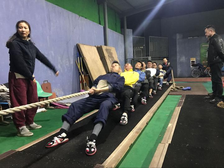 对不起,在衢州巨化拔河队的训练场上,除了坠尾的队员(锚人)因为竞技