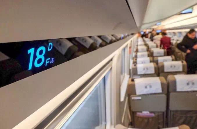 (原标题《温州到北京再提速1个多小时!“复兴号”高铁扩容提速不加价》) 4月10日起,全国铁路将进行列车运行图调整。此次调图最大的亮点,就是京沪高铁350公里级别的“复兴号”高铁由现有的7对增加到15对,其中杭州东至北京南间启用三对“复兴号”高铁。对于温州的小伙伴来说,从温州出发到北京,只要选择到杭州中转乘坐“复兴号”,可比原来快1个多小时。 首批三对杭京高铁更换“复兴号”目前已经在网