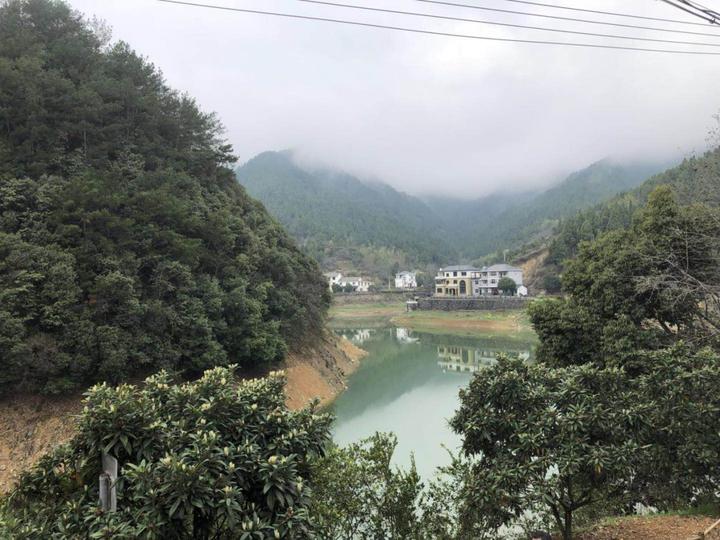 淳安县左口乡桥西村龙坞坑自然村宋玉水老人正在畅谈乡里几年来的变化