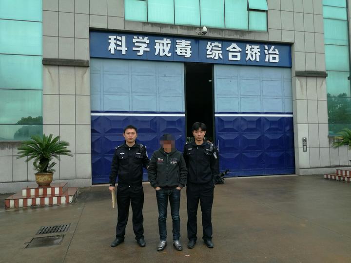 张文在强制戒毒所门口