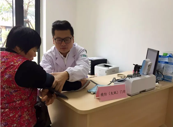 张能是余杭区第五人民医院南苑院区的一名全科医生,兼有精神科