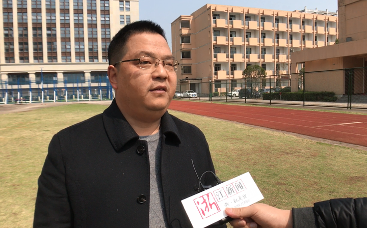 首次当选绍兴市政协委员,新昌县七星中学校长陈初祥有些激动.