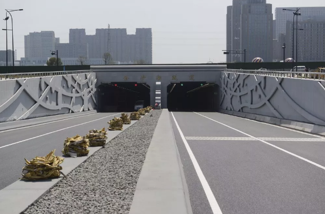 记者刚刚得到消息,杭州下沙的金沙湖隧道将于明天(3月30日)开通啦!
