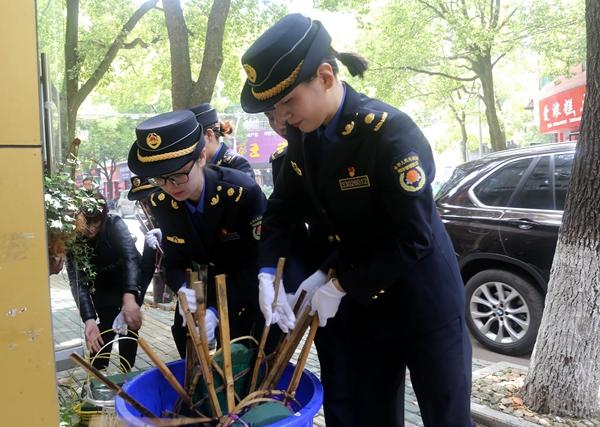 宁海县综合行政执法局组织人事科负责人方樱介绍,女子中队成立于2017