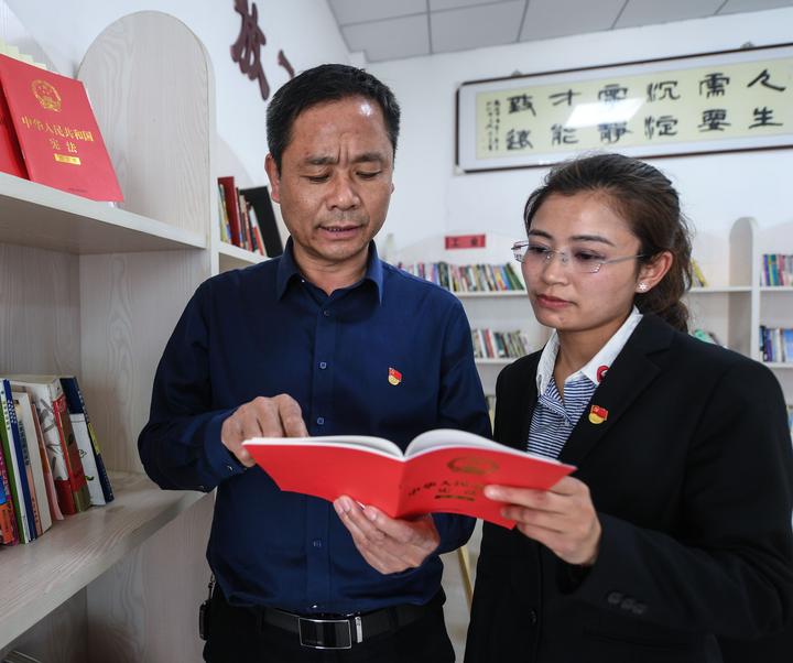 3月30日,在长兴县虹星桥镇港口村,基层党员在学习宪法.