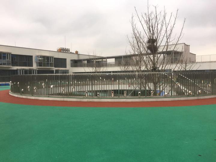 长兴县龙山街道中心幼儿园的空中跑道.李应全 童健 摄