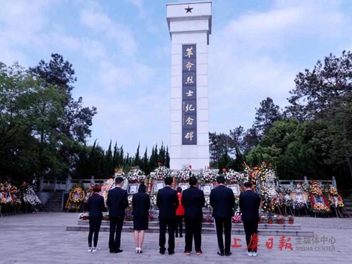 区天然气公司开展清明祭扫烈士墓活动