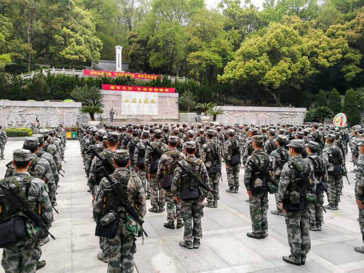 舟山部队官兵祭奠革命先烈