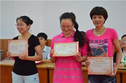 李春兰(右一)
