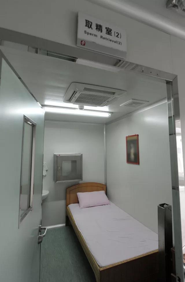 在取精室,取精后可通过墙上的通道将精液送进隔壁的实验室.