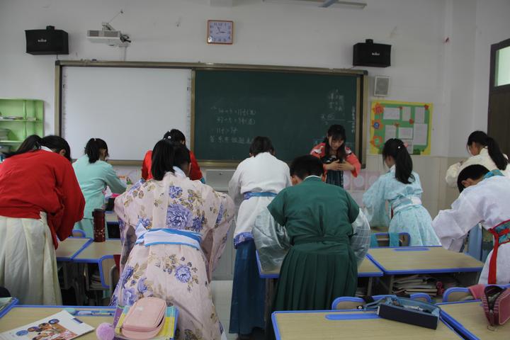 全国接力中国华服日杭州一所小学的老师们穿汉服上课