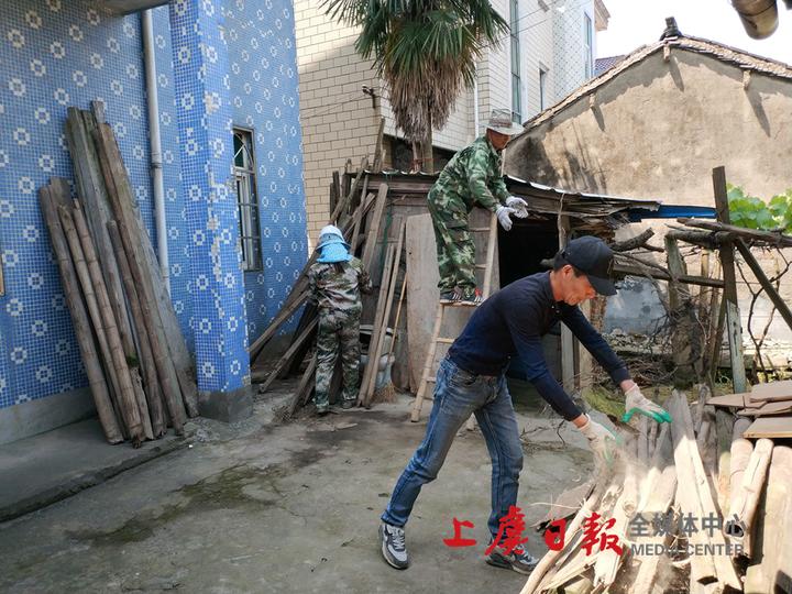 珠海村正在忙着对几处农家简易厕所进行拆除;联合村几位沿街的农户