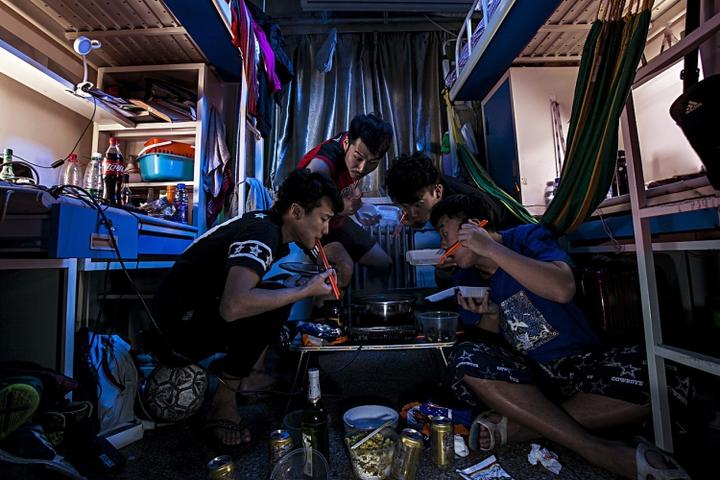 熬夜打游戏吃宵夜喝啤酒 不惜身体的大学生接连进医院