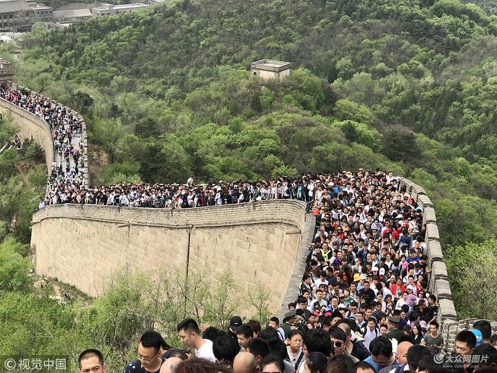 五一小长假迎来旅游高峰 各地景区开启人海模式