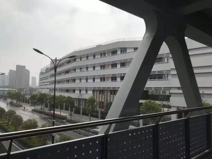 设施一流 有国际水准的实验室 大关实验中学正式启用