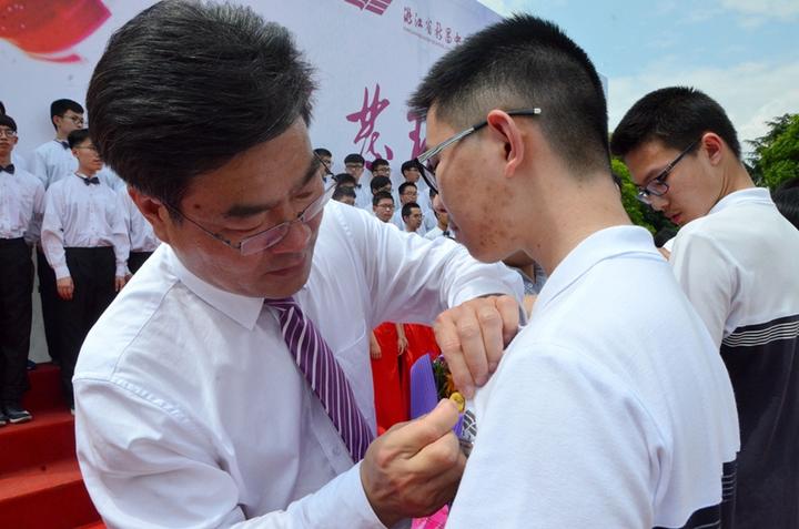 新昌中学高三学生成人仪式 这本《青春修炼手册》请珍藏