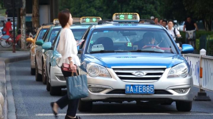 7年不变的杭州出租车起步价或调整 涨不涨你怎么看