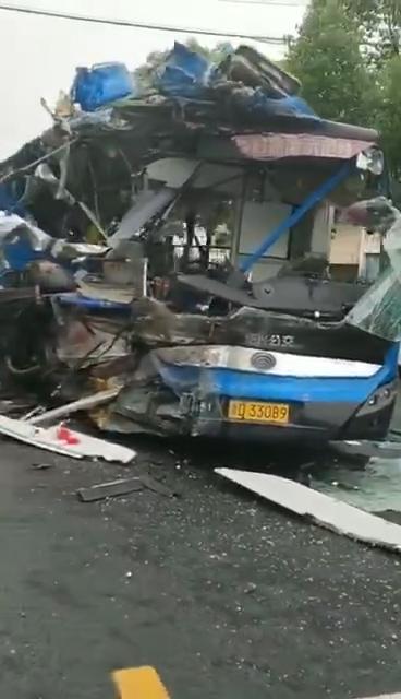 绍兴平水发生公交与货车相撞事故致一死十余人伤