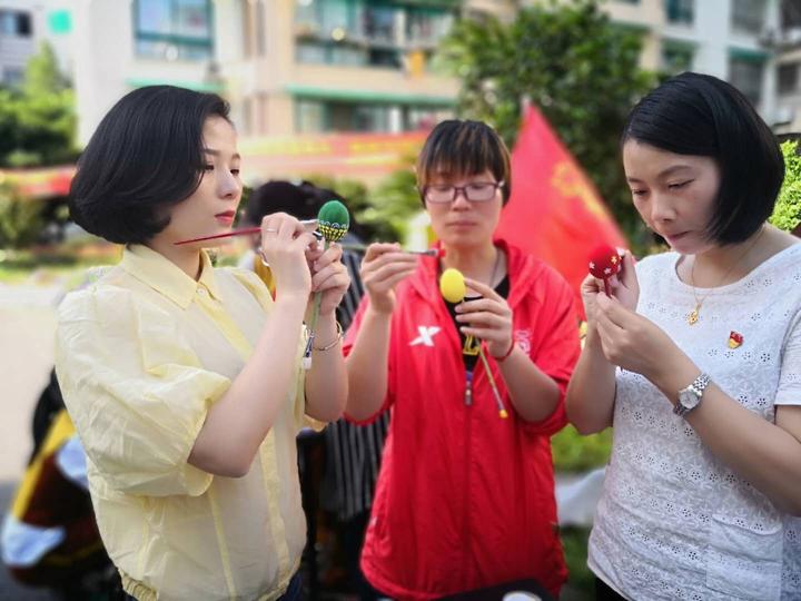 新华小学学生与府山街道居民进行废物利用助力衢州美丽大花园