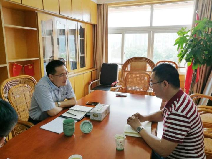 区委常委,组织部长周显荣与丽水市第二届"绿谷名医"雷振东谈心谈话
