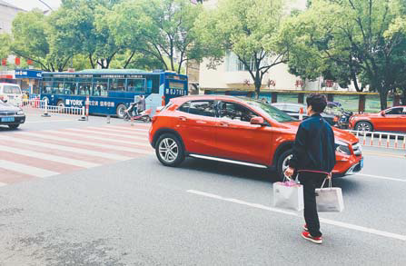 行人不走斑马线随意穿行