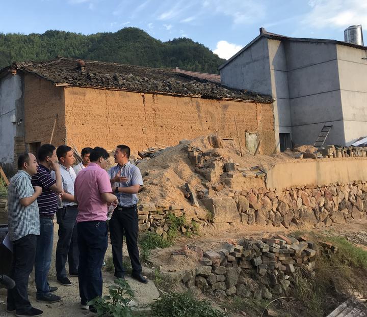 东阳市领导一行在马宅镇岭山村查看地质灾害隐患点.