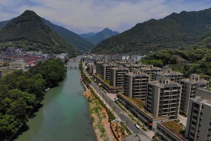 永嘉县巽宅镇是温州的边陲小镇,也是通往台州,丽水的西泵门户.